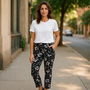 Chico’s Travelers Sz 1 Floral Black & White Graphic High Rise Crop Pants